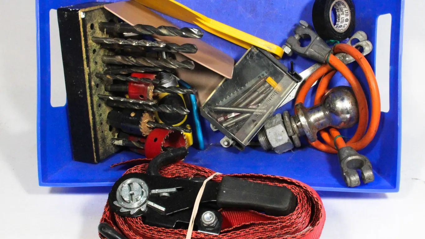 BLUE TOTE OF MISCELLANEOUS ITEMS INCLUDING STRAPS