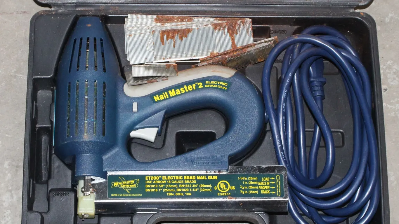 NAILMASTER 2 ELECTRIC BRAD GUN IN CASE