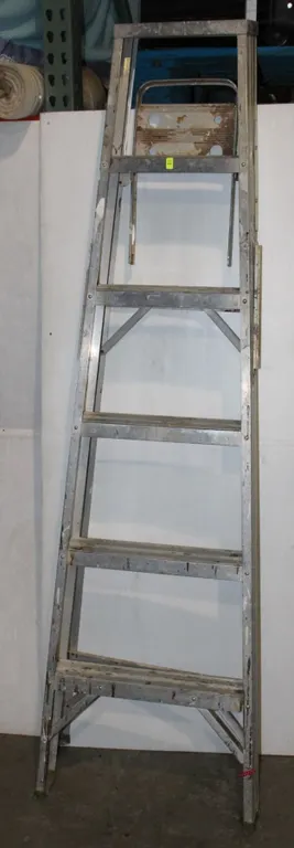APPROX 5' ALUMINUM LADDER