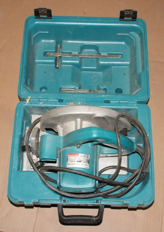 MAKITA CIRCULAR SAW IN CASE