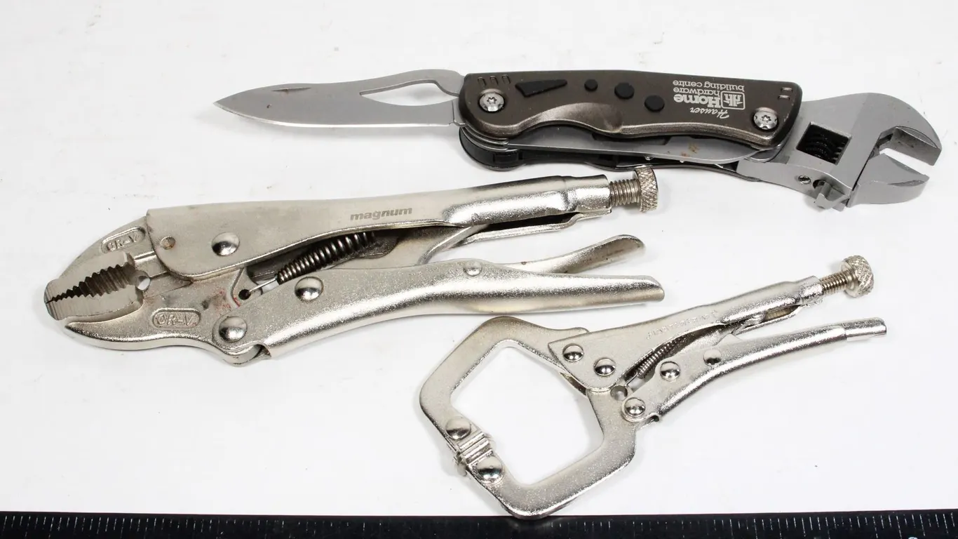 MULTI TOOL AND TWO LOCKING PLIERS