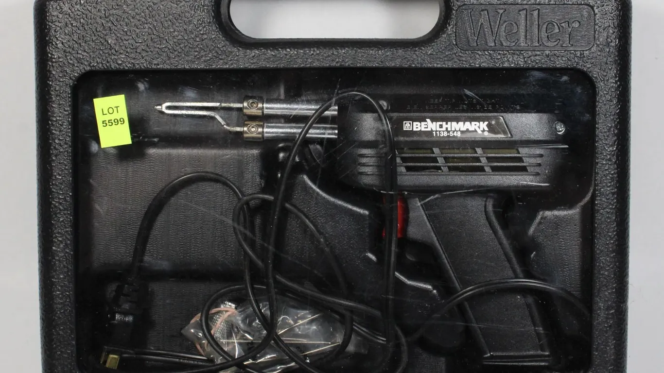 BENCHMARK SOLDERING GUN IN CASE