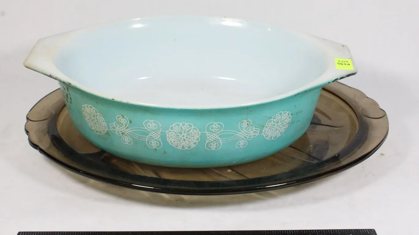TWO VINTAGE COLLECTIBLE COOKING DISHES, PYREX ECT