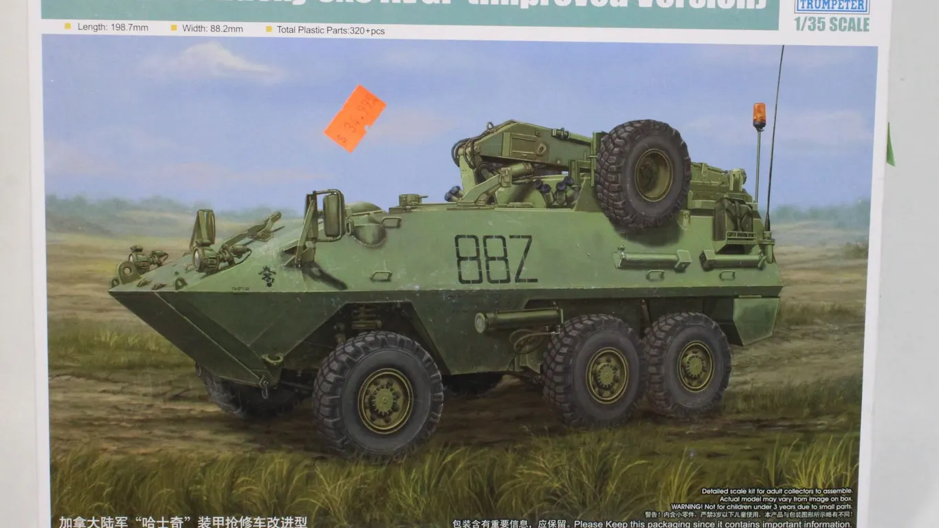 CANADIAN HUSKY 6X6 AVGP 1:35 SCALE MODEL KIT