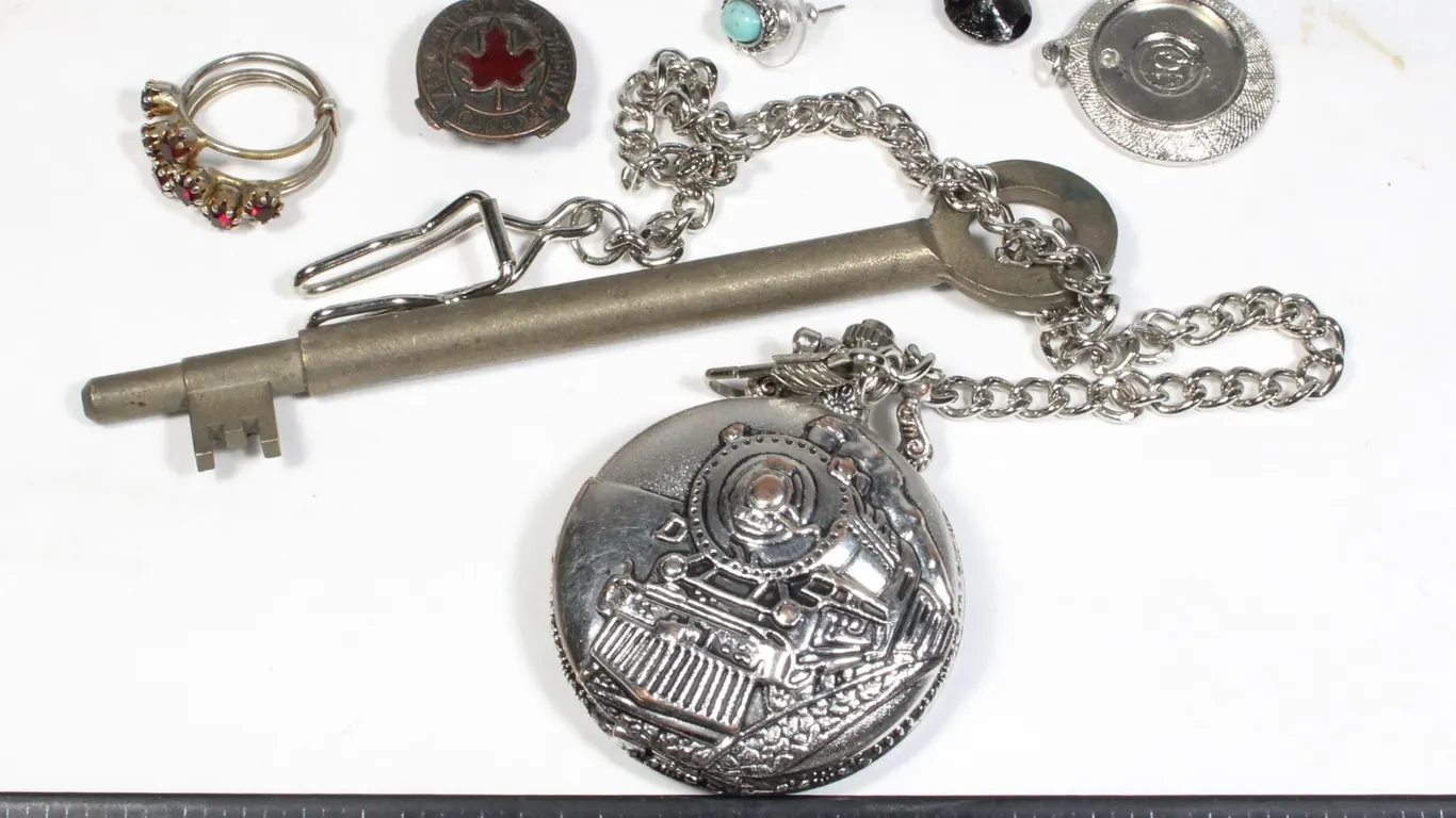 VINTAGE WWII APPLICANT FOR ENLISTMENT PIN & WATCH