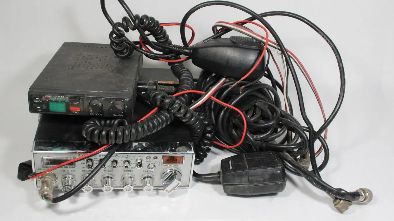 LOT OF CB RADIOS UNTESTED