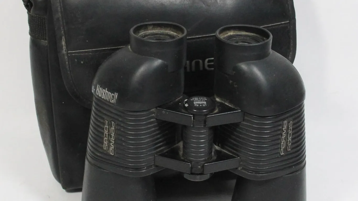 BUSHNELL PERMA FOCUS BINOCULARS IN CASE