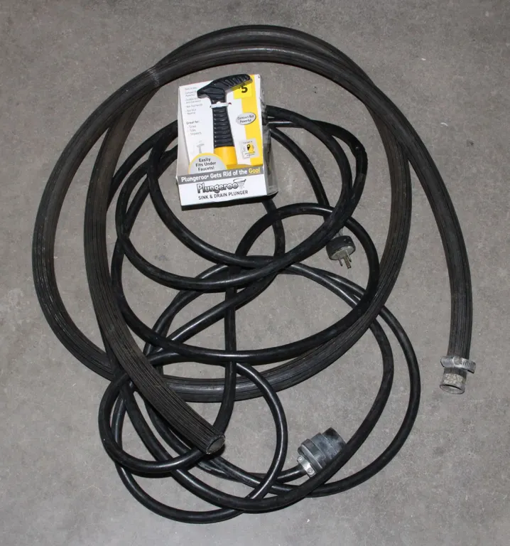 ELECTRICAL CORD/ HOSE + MINI PLUNGER