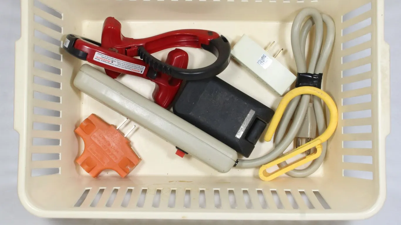OUTLET POWER BAR, CABLE HOOKS & LIGHT