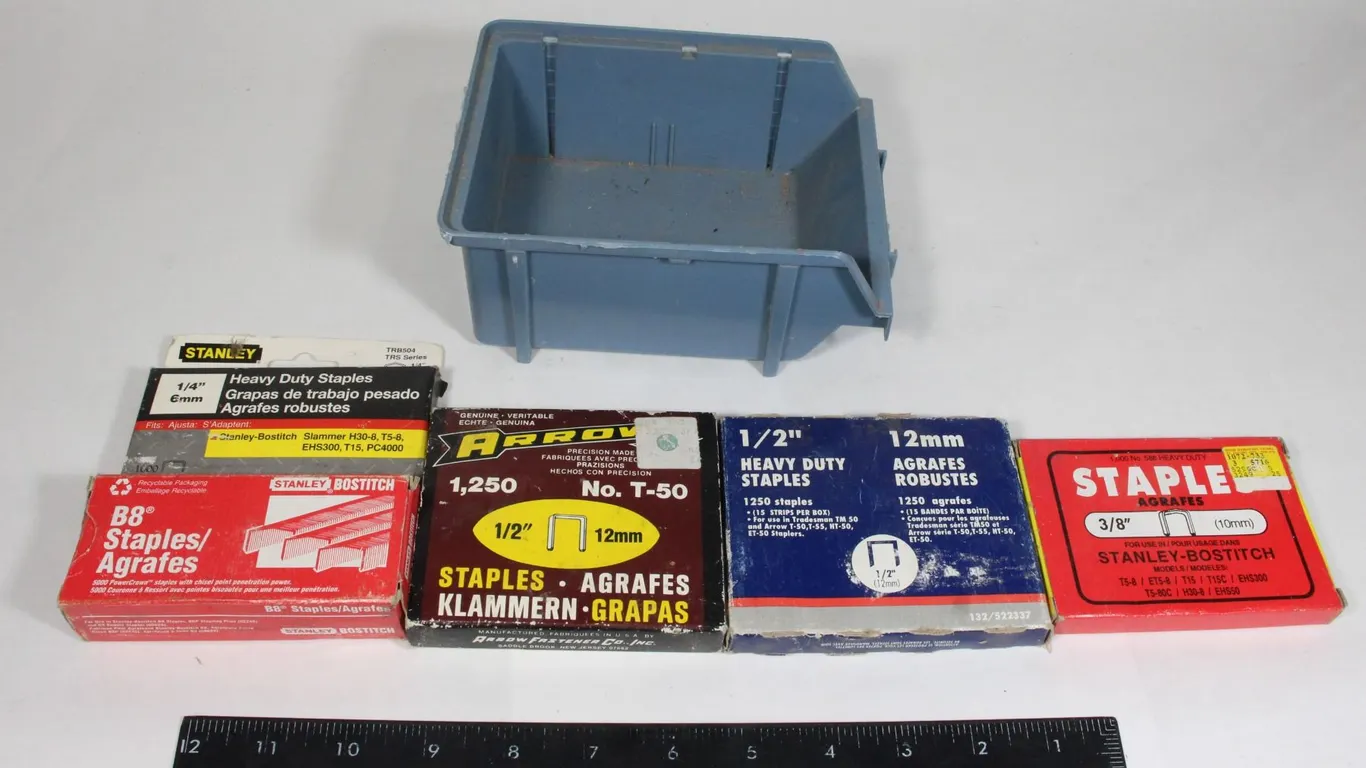 LOT OF HEAVY DUTY STAPLES ASSORTED