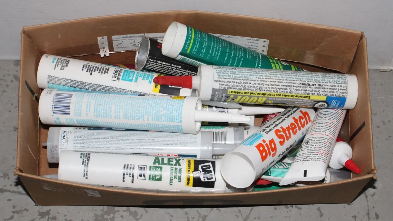 LOT OF SILICONE/ACRYLIC LATEX (MIXED CONDITION)