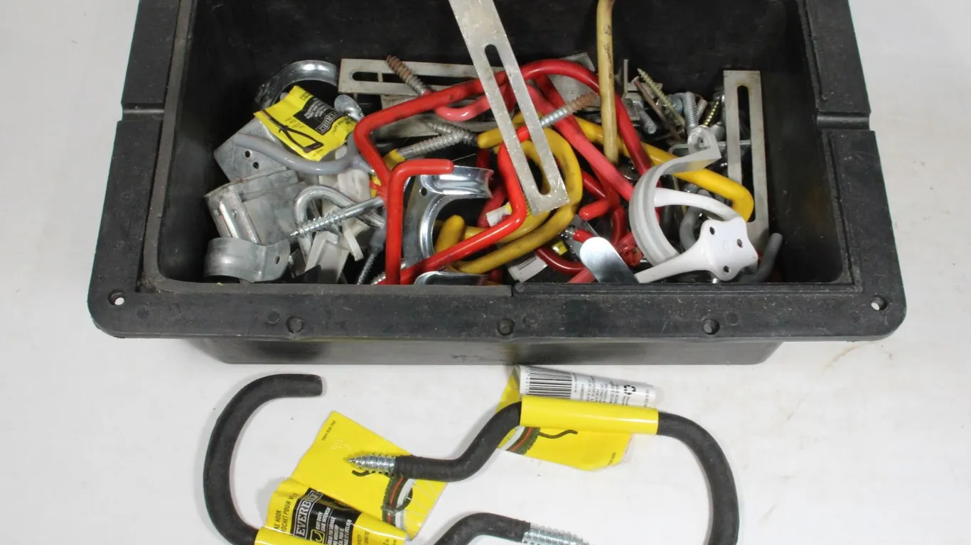 ASSORTED LOT OF SMALL HOOKS & BRACKETS