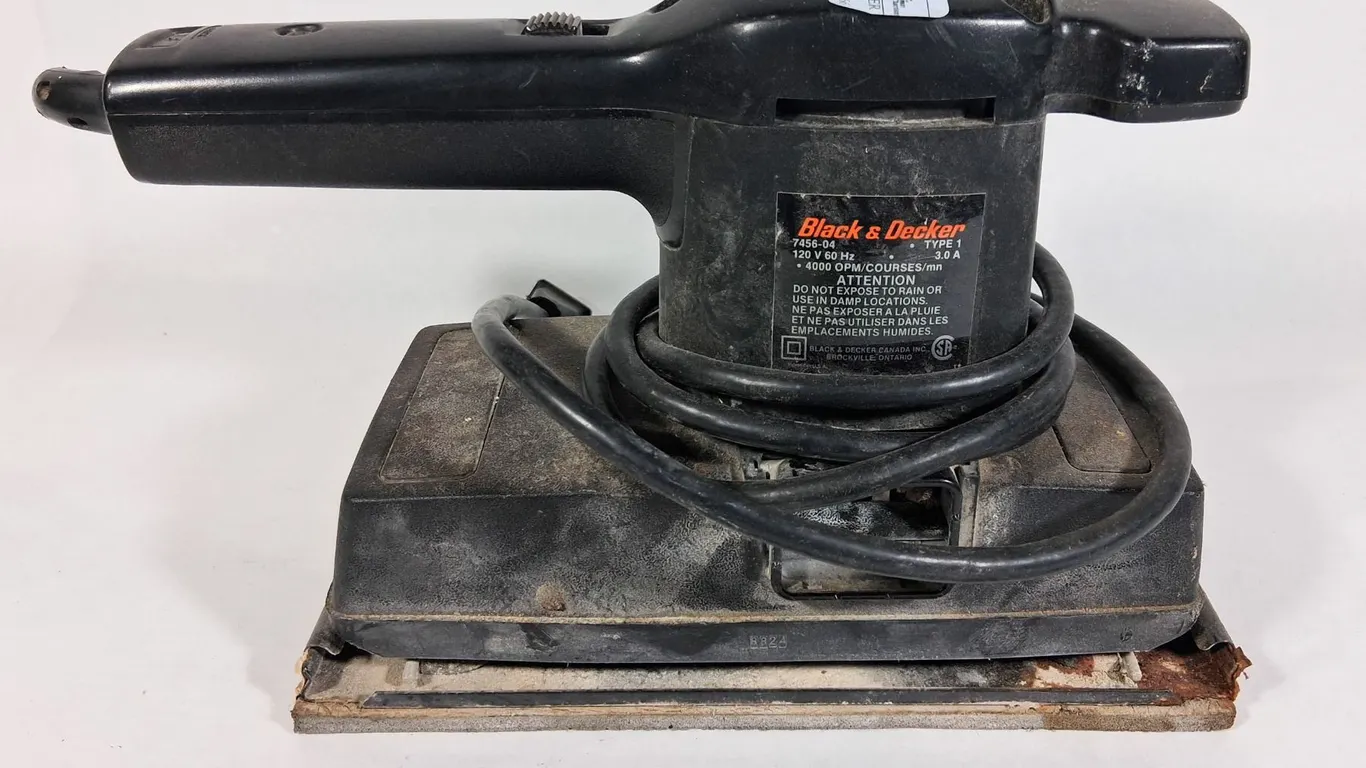 BLACK & DECKER FINISH SANDER 1/2 SHEET