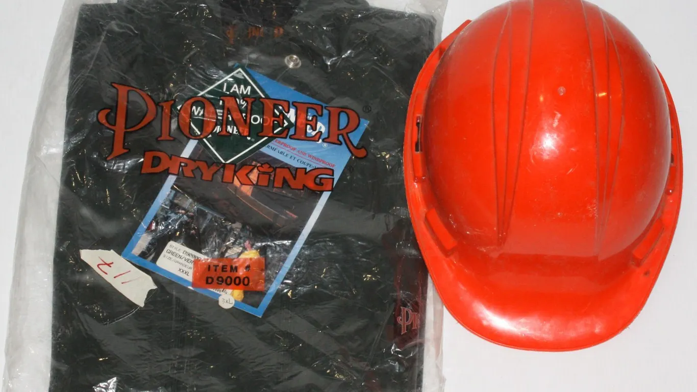 NEW PIONEER 100 WATERPROOF SUIT AND HARD HAT