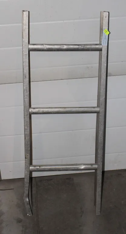SHORT LADDER * ONE LEG DAMAGED, VISIBLE IN PICTURE