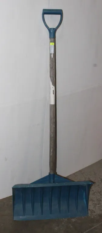 SNOW SHOVEL