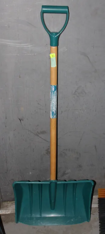 FLAT BLADE SHOVEL