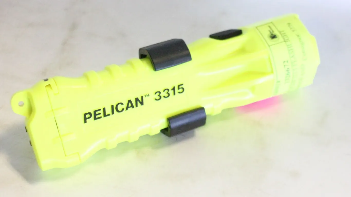 NEW PELICAN 3315 FLASHLIGHT WATERPROOF AND