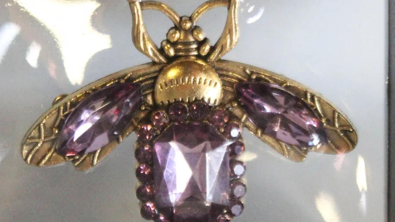 NEW VINTAGE INSPIRED BEE LILAC ACCENTS