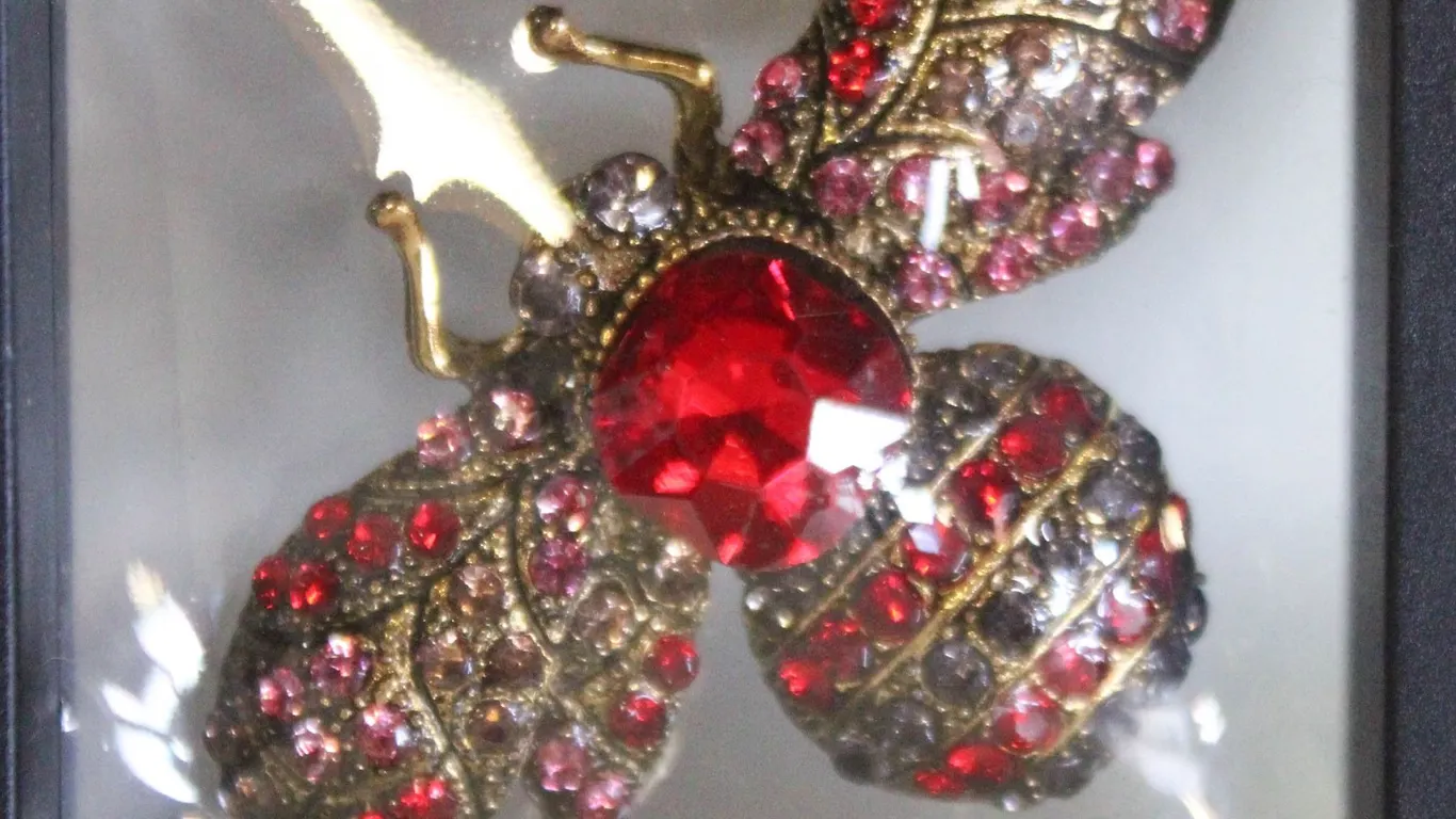 NEW BEE BROOCH FULLY ENCRUSTED