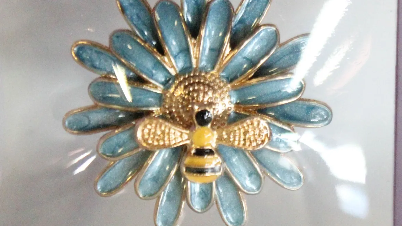 NEW FLOWER BROOCH WITH BEE ACCENTS