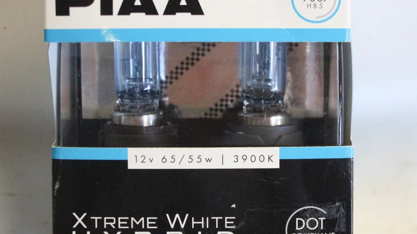 NEVER USED PIAA 90907 HB5 XTREME WHITE BULBS