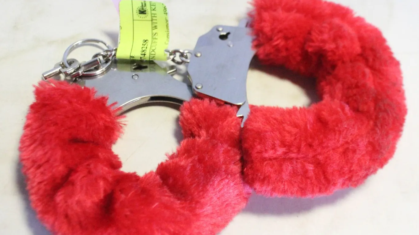 RED FUZZY HANDCUFFS WITH KEY