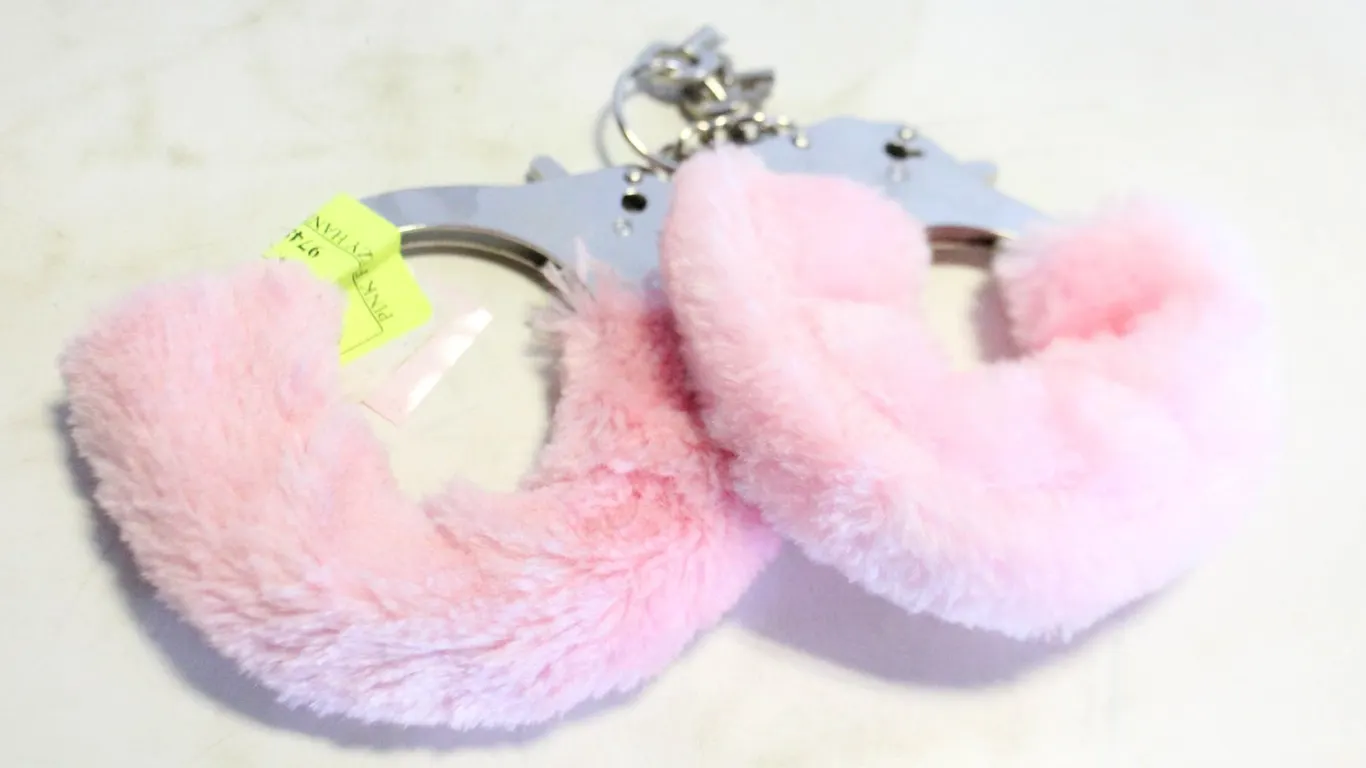 PINK FUZZY HANDCUFFS WITH KEY