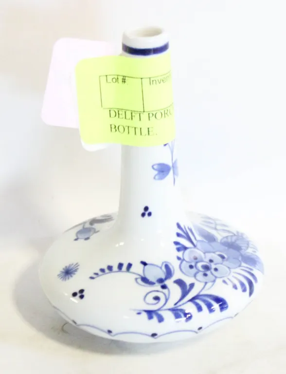 DELFT PORCELAIN TEARDROP BOTTLE.