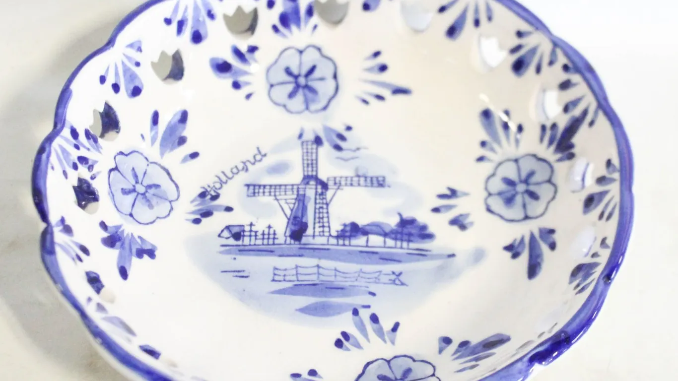 VINTAGE DELFT BLUE CERAMIC DECORATIVE BOWL FROM