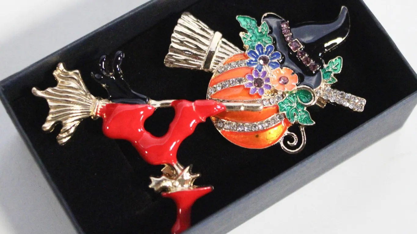 NEW 2PCS BROOCH SET