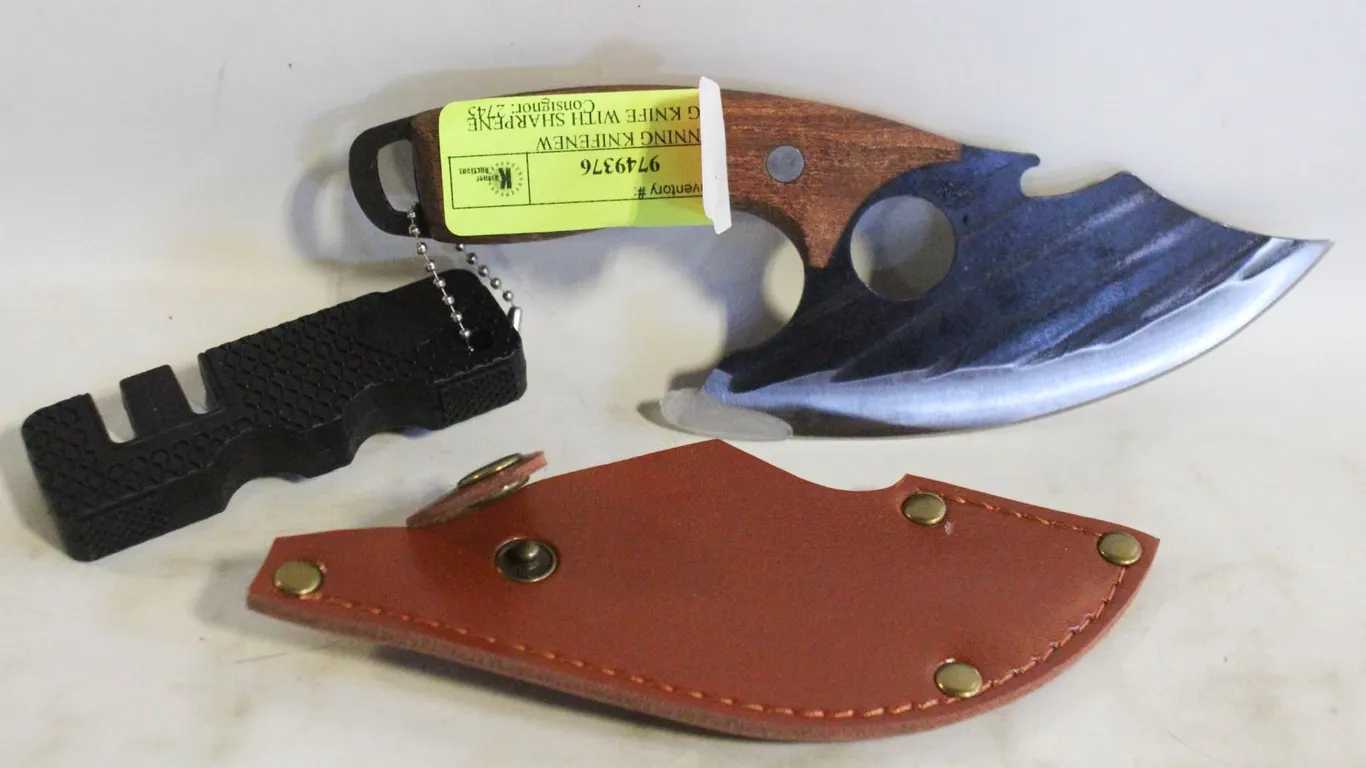 NEW SKINNING KNIFENEW SKINNING KNIFE WITH SHARPENE