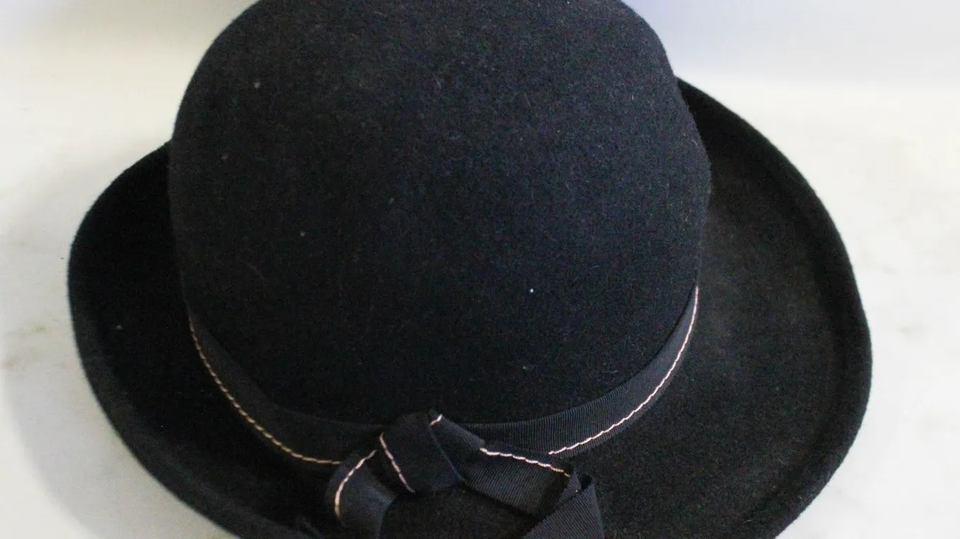 VINTAGE WOMENS BLACK WOOL HAT