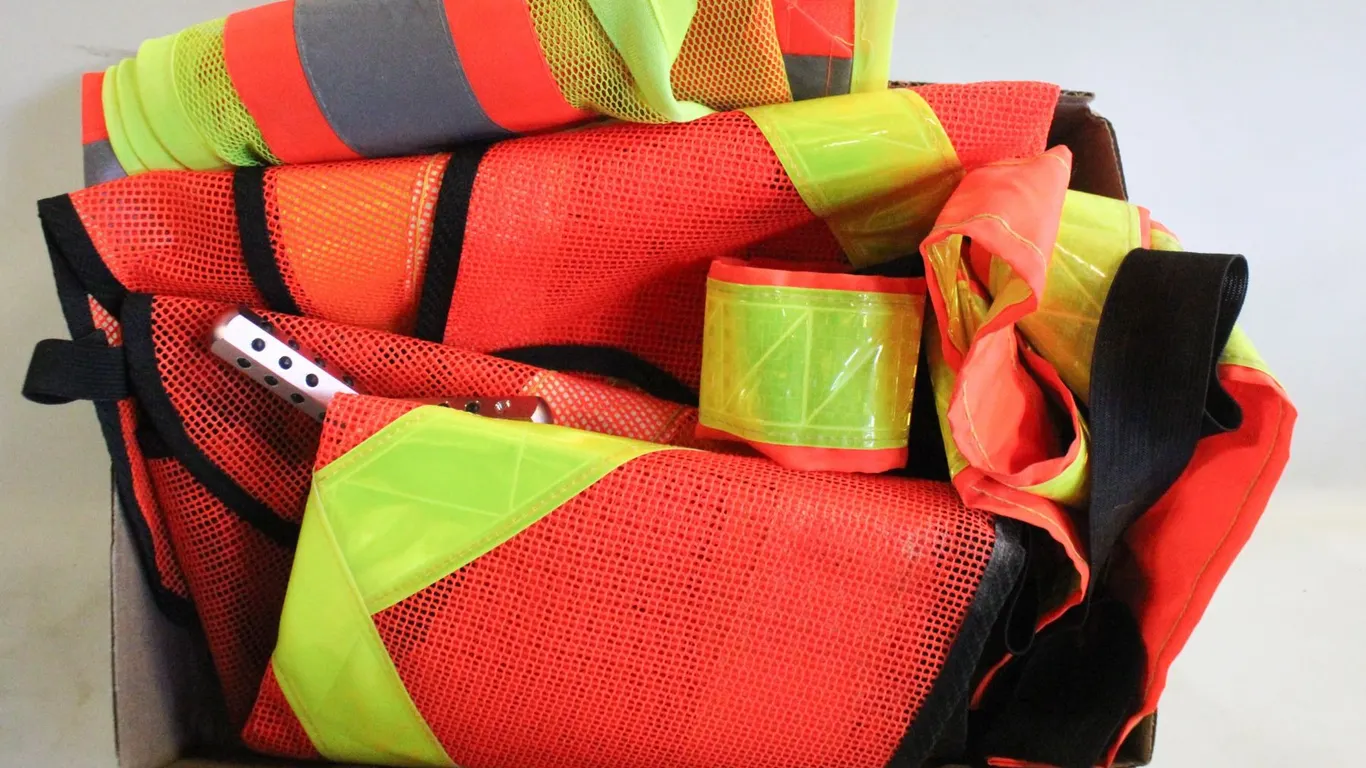 4 SAFETY VESTS