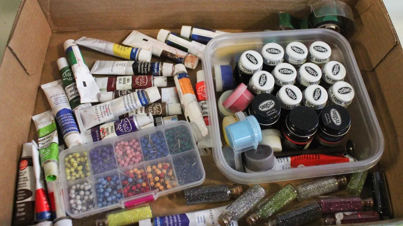MODEL PAINT/CRAFT PAINT+OTHER CRAFT ITEMS