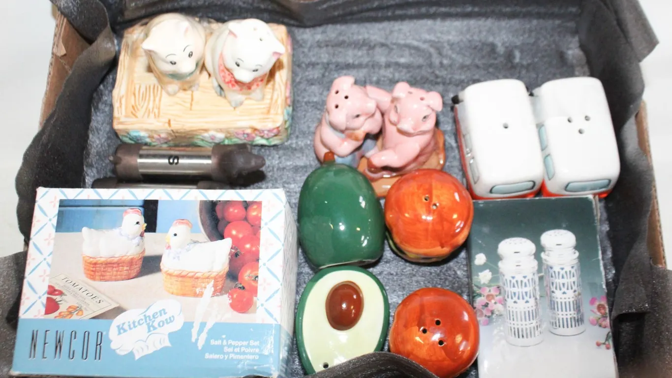 LOT OF NOVELTY SALT & PEPPER SHAKERS