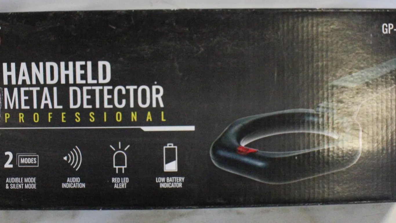 HANDHELF METAL DETECTOR