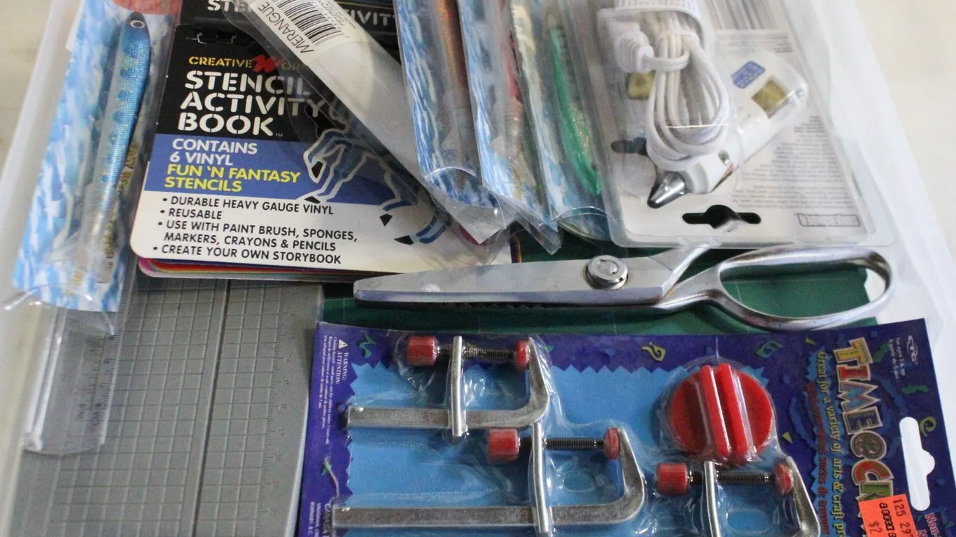 LOT OF VARIOUS CRAFT SUPPLIES