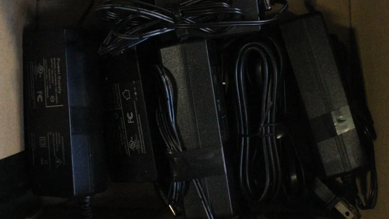 4 POWER SUPPLYS 15VDC 4A