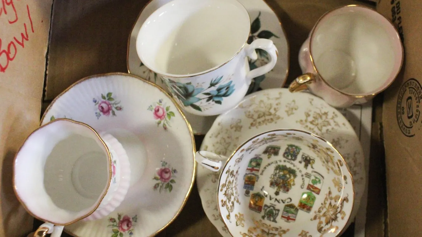 LOT OF VARIOUS TEA CUPS