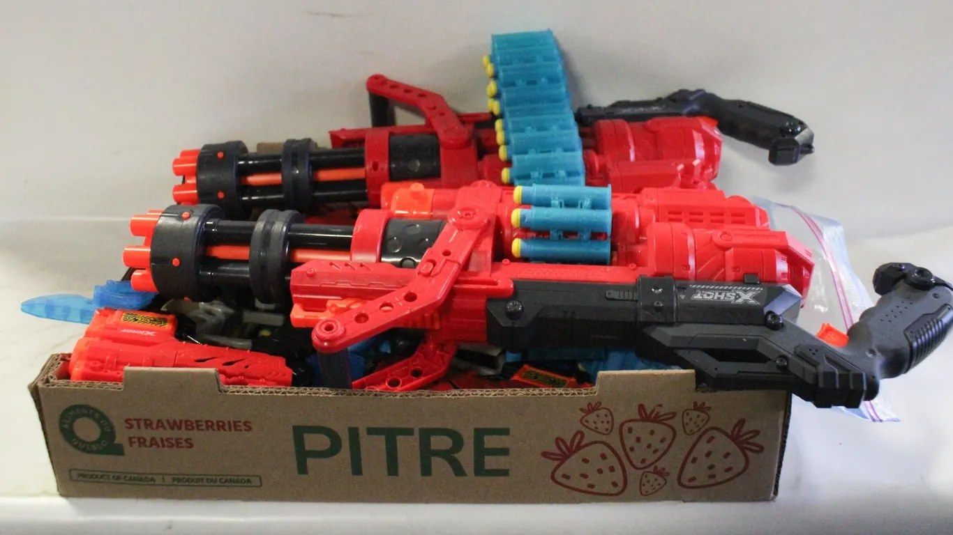 6 KIDS NERF STYLE GUNS WITH LOADS OF AMMO