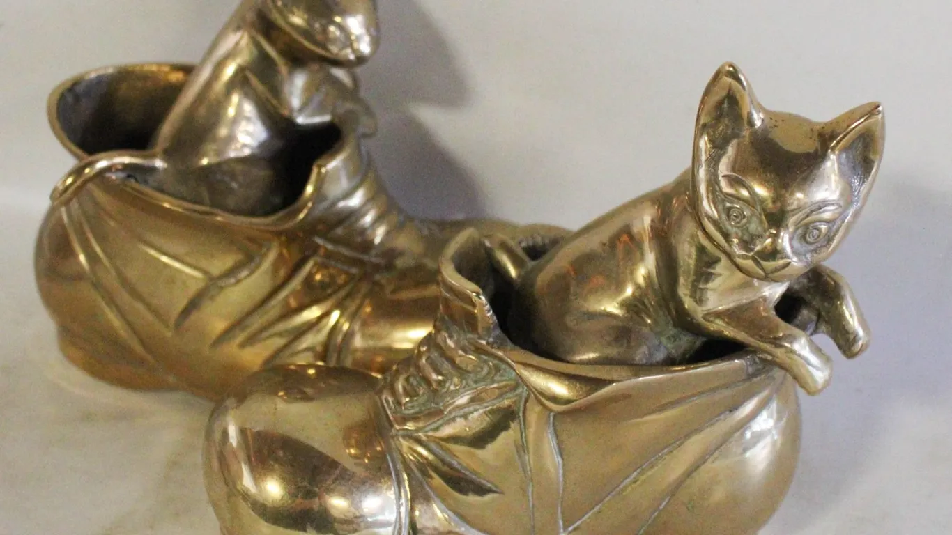 2 BRASS CATS IN SHOES