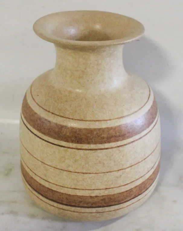 BROWN POTTERY VASE WITH STRIPES. 8 IN.