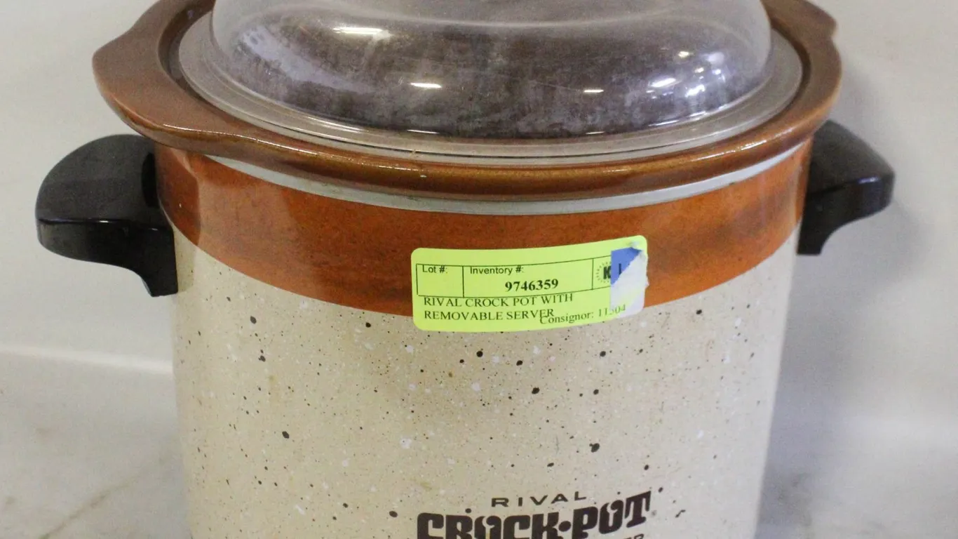 RIVAL CROCK POT WITH REMOVABLE SERVER