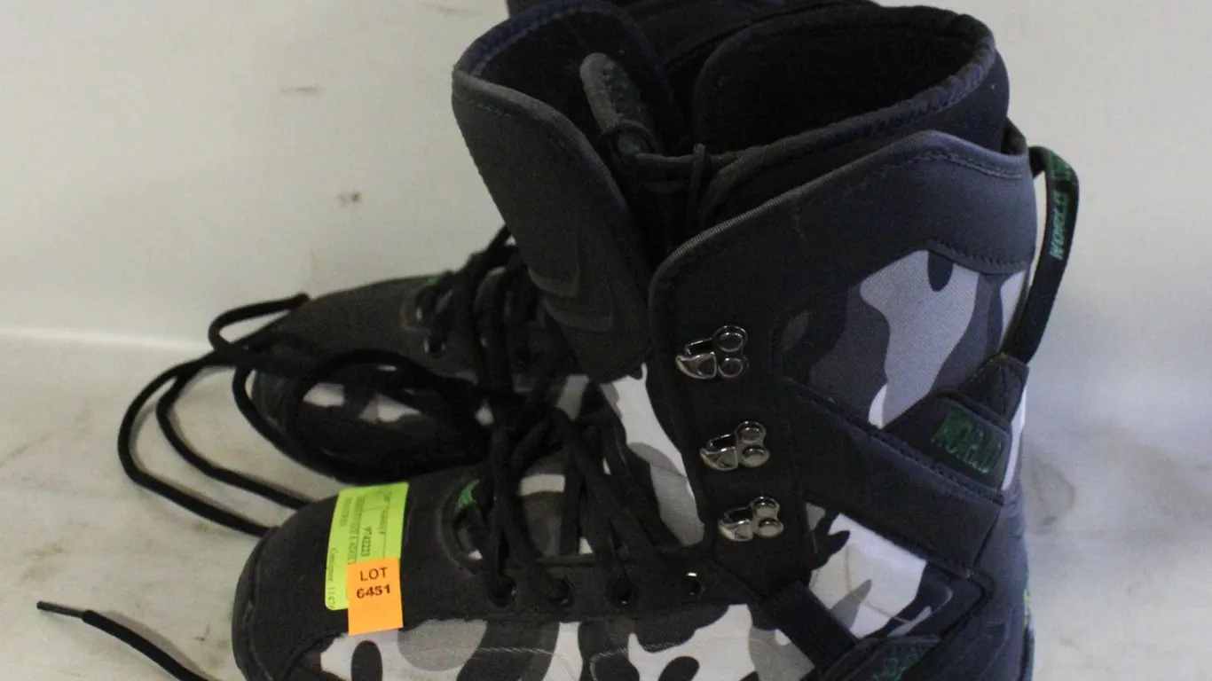 SKIBOOTS SIZE 6 ADULT WORLD INDUSTRIES