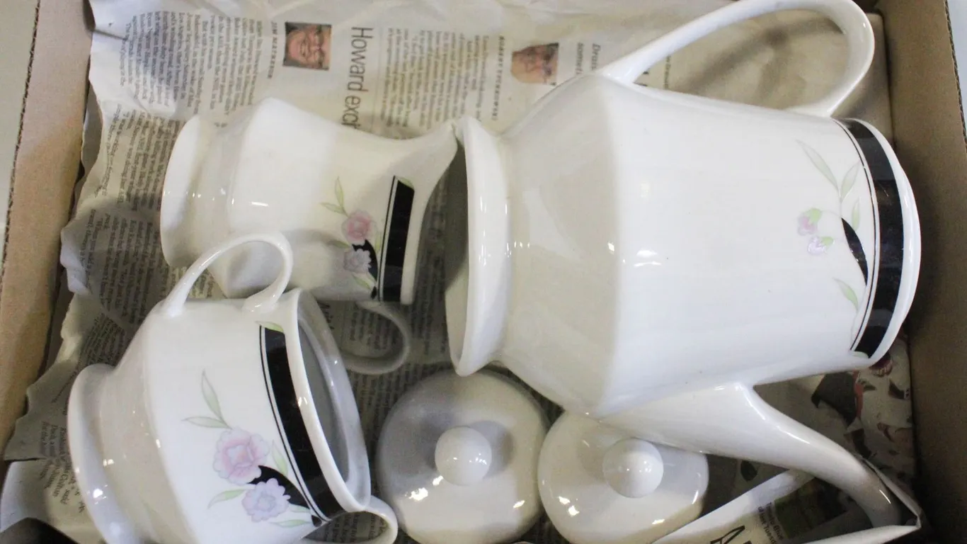 VINTAGE COFFEE/TEA POT BY CROWN MING FINE CHINA