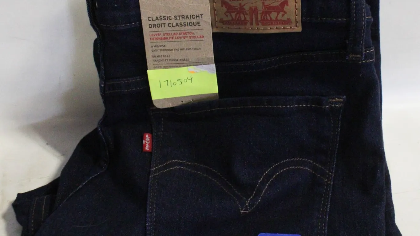 NEW LEVIS MENS 29 X 30 CLASSIC STRAIGHT FIT JEAN