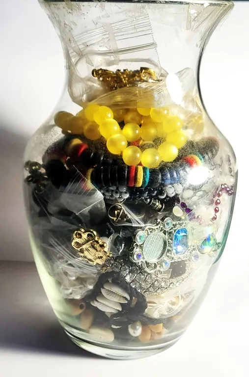 16) CLEAR 8" VASE CONTAINING