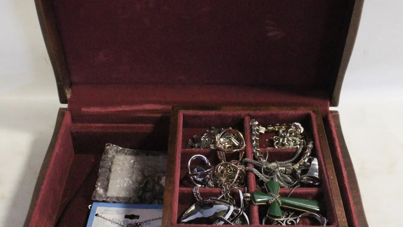WOODEN JEWELRY BOX WITH VARIOUS JEWELRY