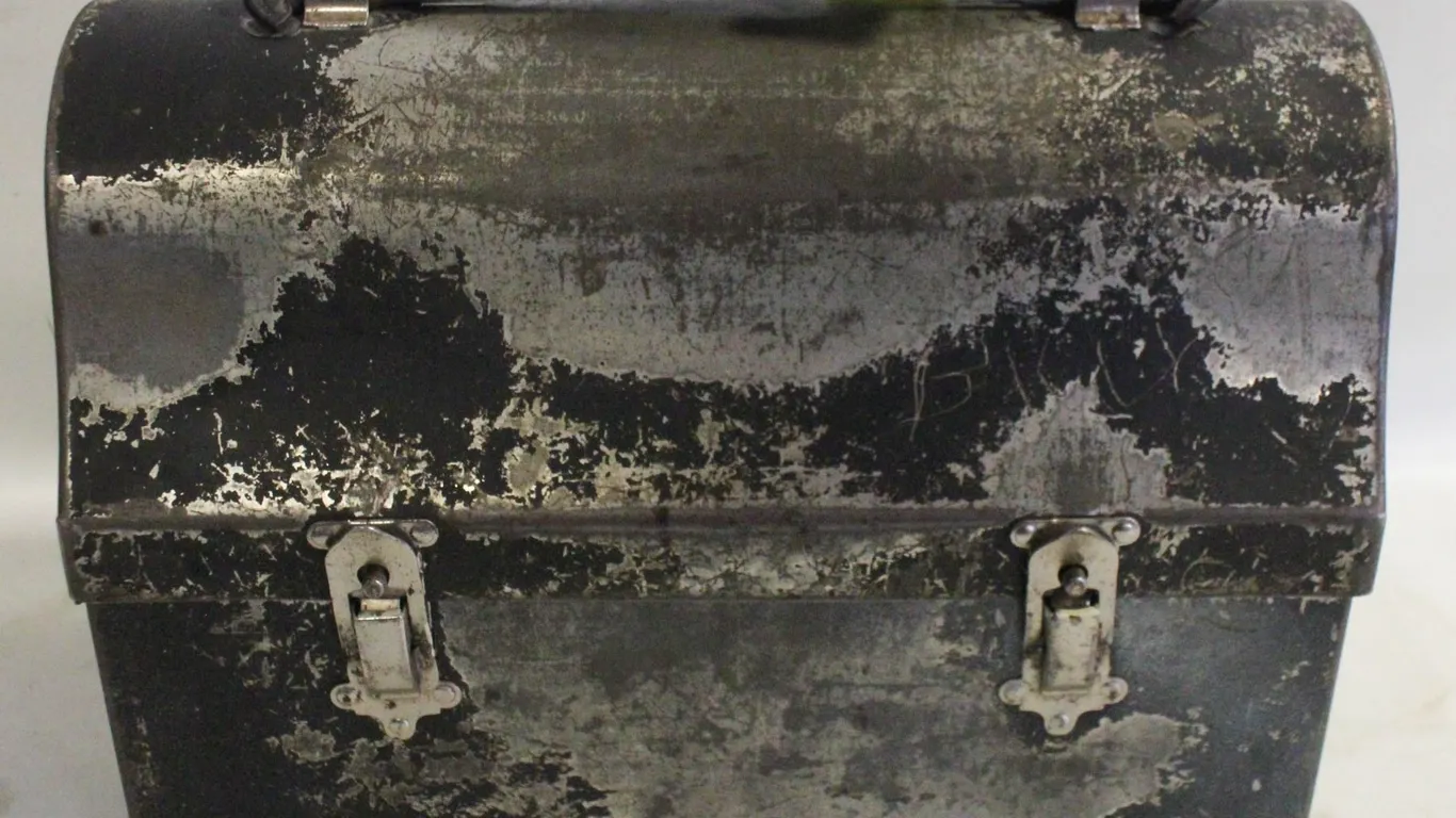 VINTAGE BLACK METAL LUNCH PAIL